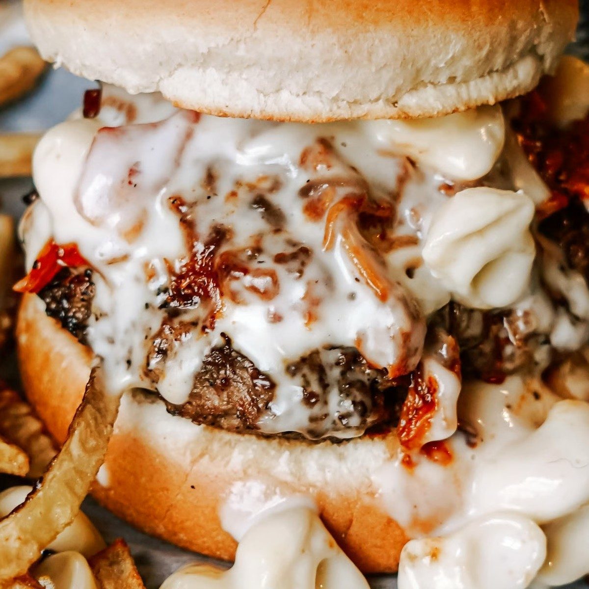 Mac-N-Cheeseburger.